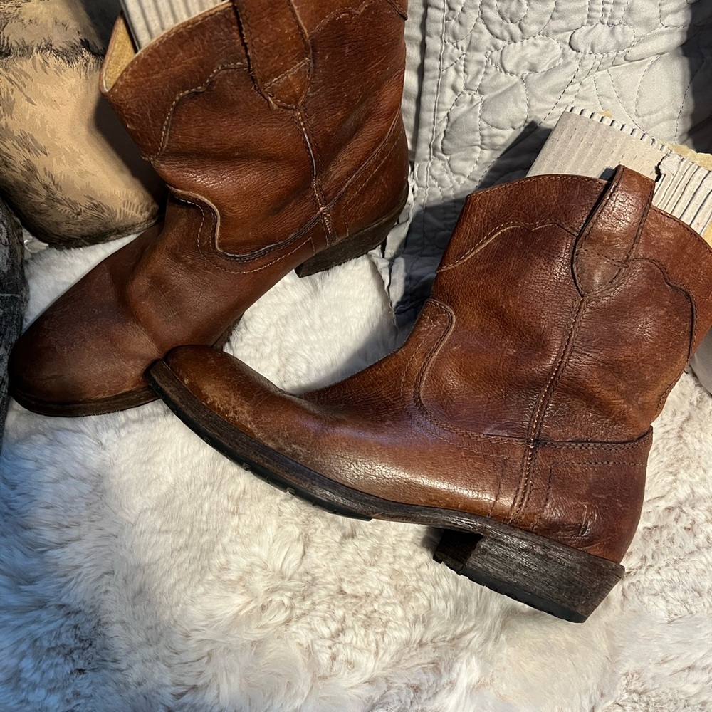 Frye Billy Boot. Distressed leather. Size 6.